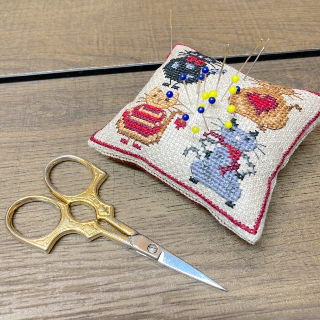 猫のクロスステッチのピンクッションと、刺繍用はさみ